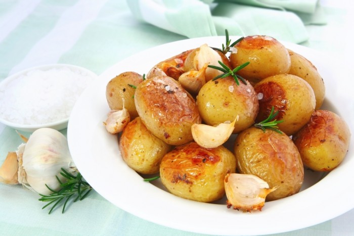 Baked potatoes with bonfire coals flavour